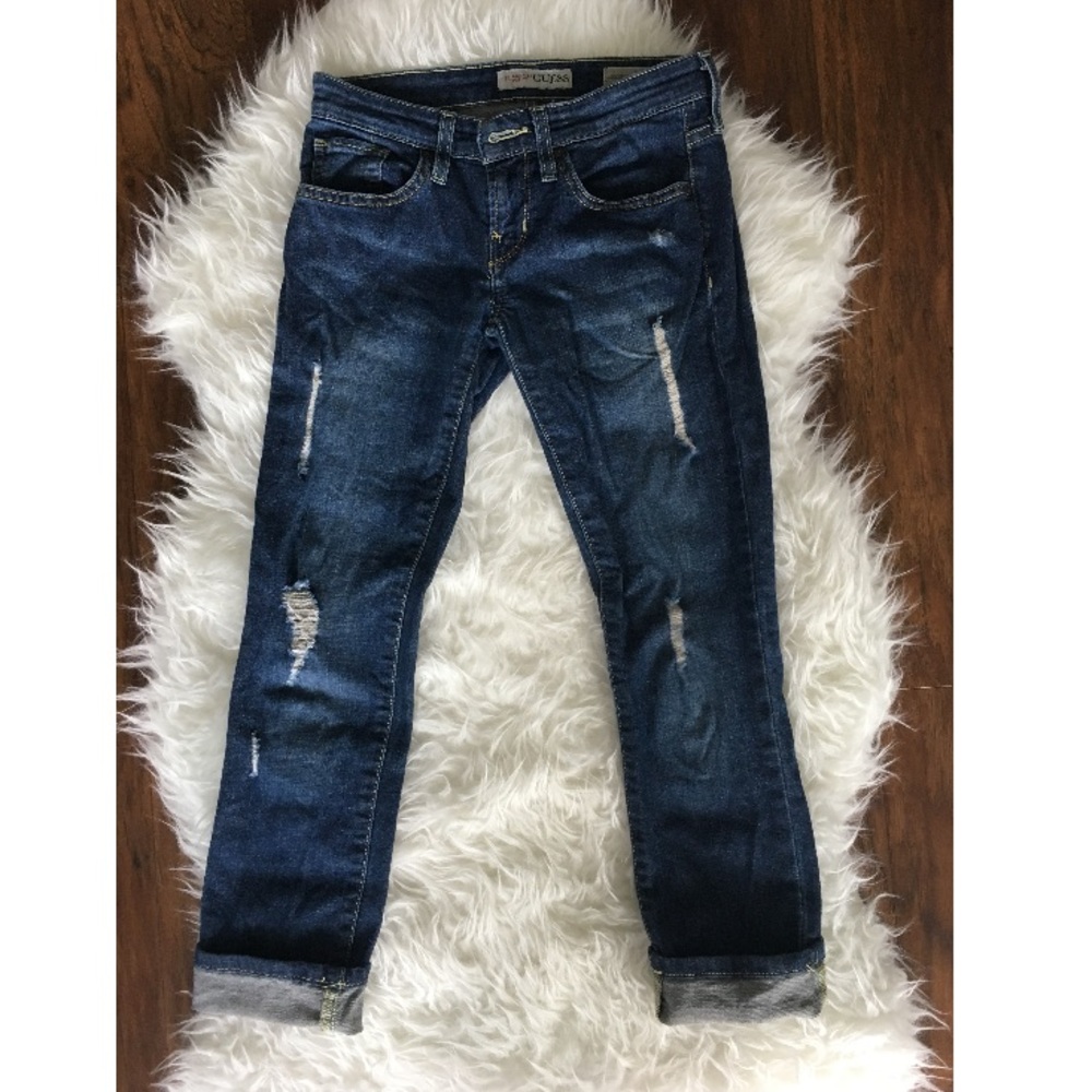 Distressed Capri Guess Jeans